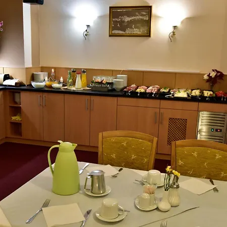 Hotel Paris Golcuv Jenikov